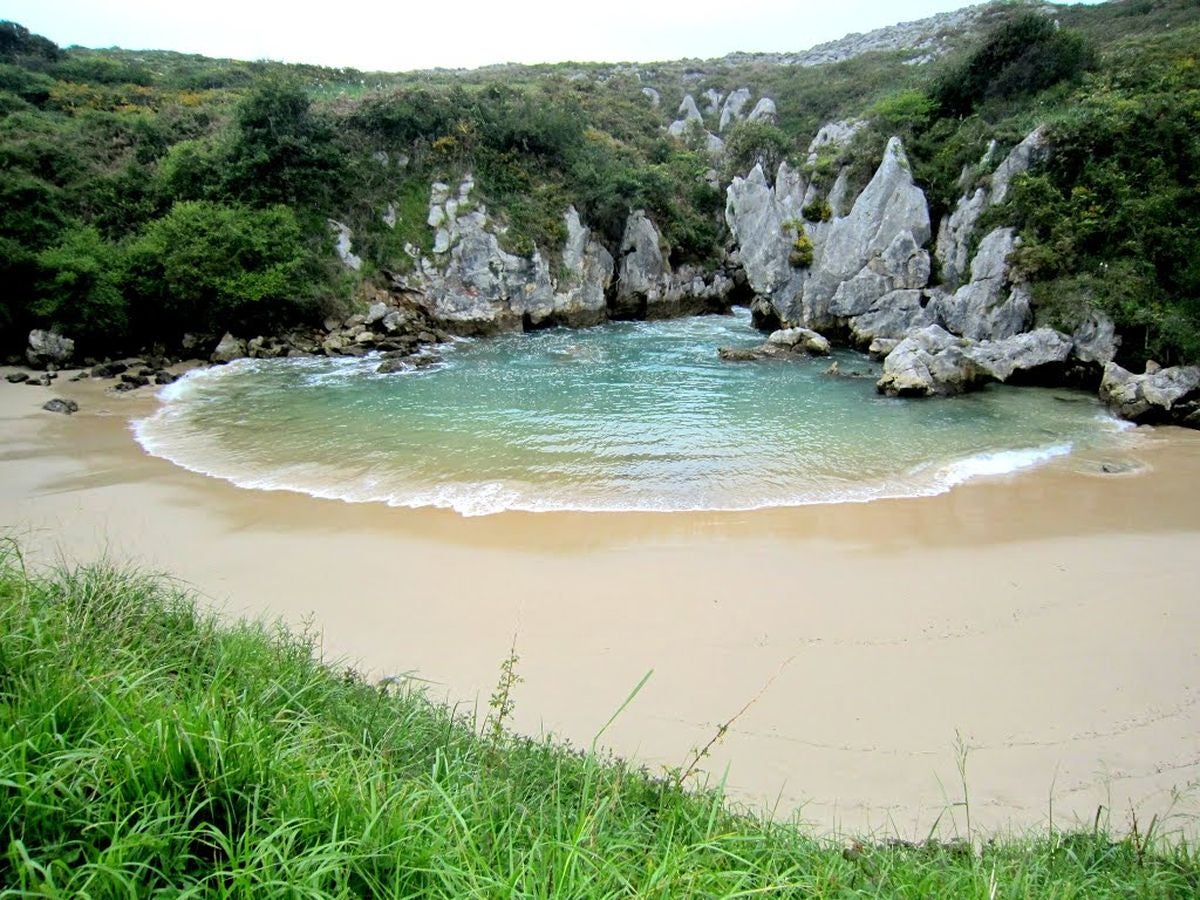 3 Gulpiyuri (Llanes). Se trata de una de la playas más peculiares. Aislada de la costa por unos 100 metros de rocas y vegetación. Aunque visiblemente no se aprecia, recibe agua del mar a través de un conducto subterráneo. En 2001 fue declarada Monumento Natural.