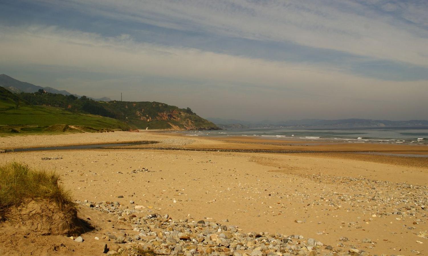 5 Playa de Vega (Vega). Cerca de un kilómetro de agradable playa en una zona poco conocida. Por extensión y por número de bañistas el lugar ideal para perderse. Dunas, aparcamiento sencillo y buena gastronomía. En la zona más oeste de la playa se puede practicar nudismo.