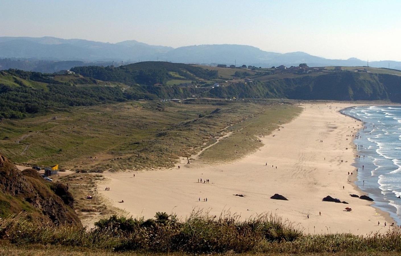 7 Playa de Xagó (Gozón). Amplia y extensa (2 kilómetros) y con un impresionante entorno de más de 35 hectáreas de dunas. Al estar orientada a mar abierto resulta ideal para practicar surf o windsurf.