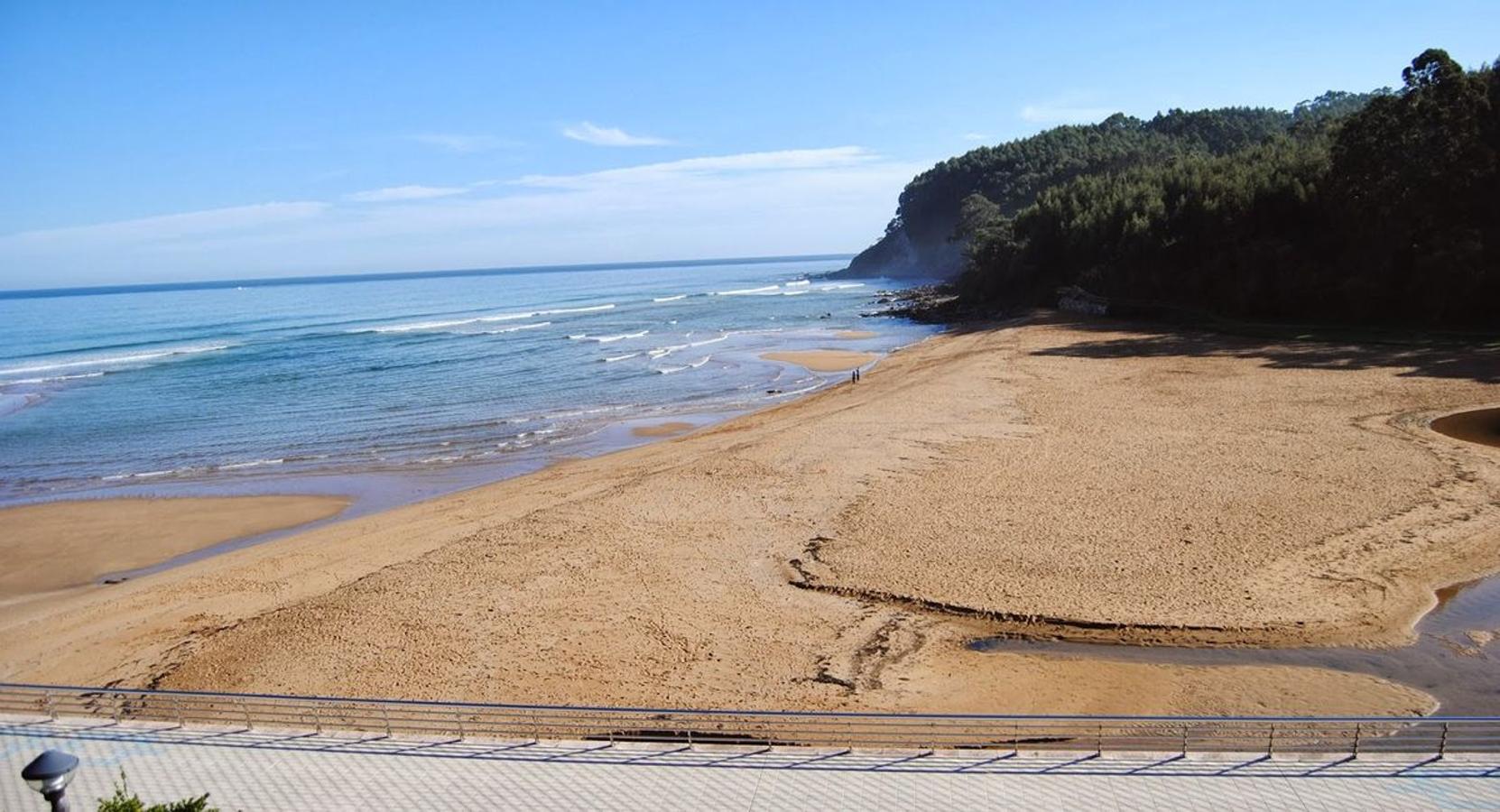 8 Playa de la Griega (Colunga). Sus arenas ocupan en torno a los 800 metros de extensión. El bonito marco que configuran la villa marinera de Lastres y los acantilados convierten a este curioso meandro en un rincón de visita obligatoria.