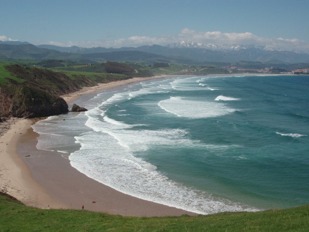 Playa de Oyambre. Esta playa paradisiaca, ubicada en el entorno del Parque Natural de Oyambre, se encuentra a escasos kilómetros de San Vicente de la Barquera y Comillas.Rodeada de vegetación y dunas, la playa, que linda con la desembocadura de la Ría de la Rabia, mantiene un perfecto estado de conservación, prácticamente inalterada por la mano del hombre. Un destino perfecto para relajarse y disfrutar de la belleza que ofrece la naturaleza cantábrica.