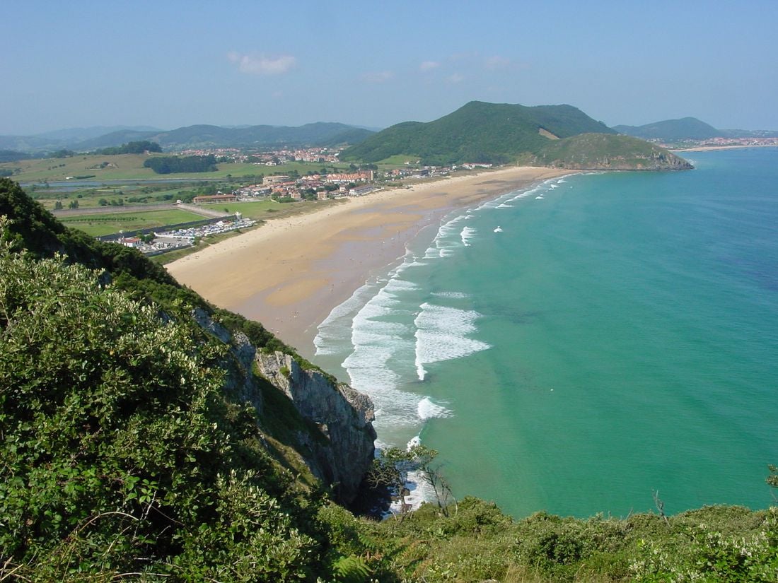 Playa de Berria. Esta playa de más de 2.000 metros de longitud goza del galardón ambiental ‘bandera azul’. Las instalaciones, que van desde el alquiler de hamacas hasta la existencia de teléfonos ante la posibilidad de una emergencia, y las condiciones ambientales de este hermoso paraje abalan este reconocimiento. La seguridad y comodidad de Berria la convierten en una de las playas preferidas de los veraneantes.