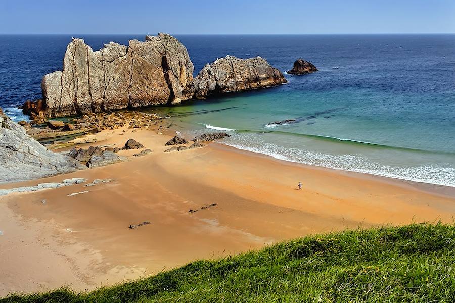 Playa de La Arnía. Paraiso natural en estado puro. Esta pequeña cala pertenece a la escarpada costa de Liencres, en las cercanías de la localidad de Soto de la Marina. Unos de sus grandes atractivos es el restaurante ‘El Cazurro’ con un balcón ubicado literalmente sobre el mar. Degustar platos tradicionales cántabros y disfrutar de sus preciosas vistas se convierte en un doble placer difícil de resistir.