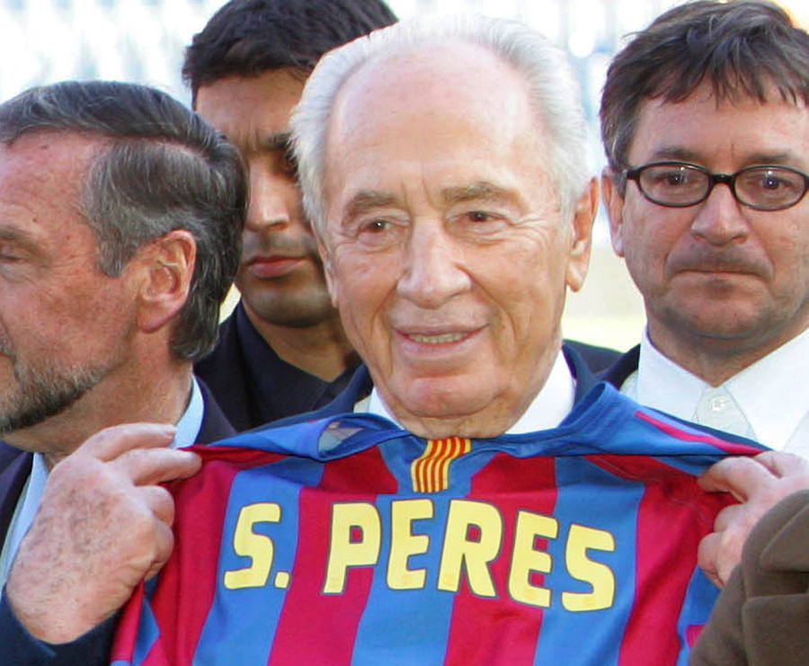 El FC Barcelona le regaló una camiseta del Barça a Simón Peres durante una visita al Camp Nou.