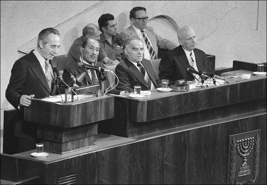 Simón Peres durante un discurso en el Parlamento israelí durante su etapa como líder del partido Laborista de Israel.