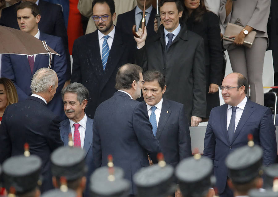 Mariano Rajoy saluda al presidente de Asturias y de la gestora del PSOE, Javier Fernández.