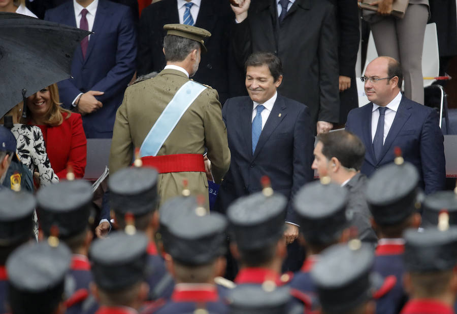 El rey Felipe saluda al presidente de Asturias, Javier Fernández.