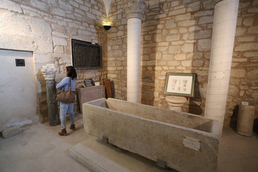 Sepulcro y lápida del rey visigodo Chindasvinto en San Román de Hornija (Valladolid)