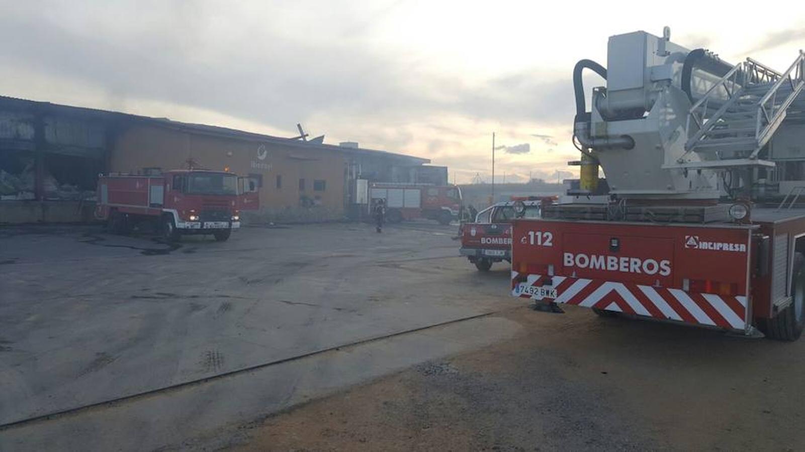 El fuego destruye las gran del Grupo Oblanca