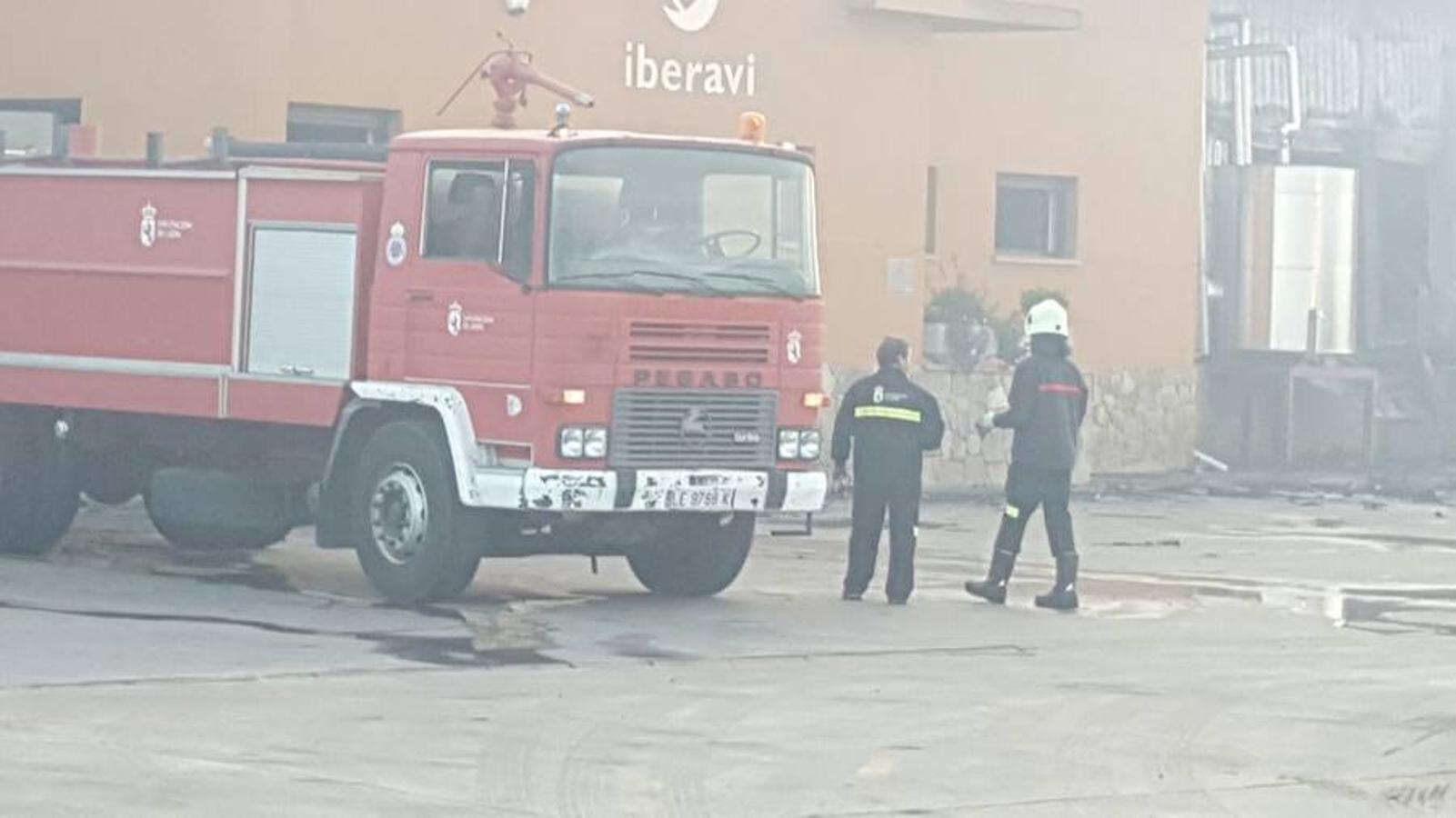 El fuego destruye las gran del Grupo Oblanca