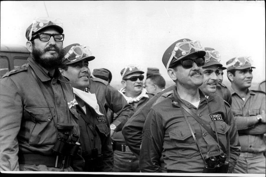 Con ocasión del 15º aniversario de la fundación de las Fuerzas Armadas Revolucionarias de Cuba, el dirigente comunista Fidel Castro ha presenciado una serie de ejercicios tácticos en la región más occidental de la isla.