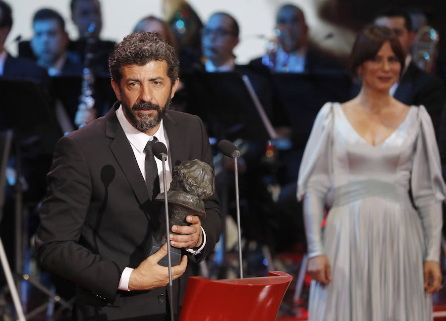 Alberto Rodríguez agradece su premio al mejor guion original por 'El hombre de las mil caras'.