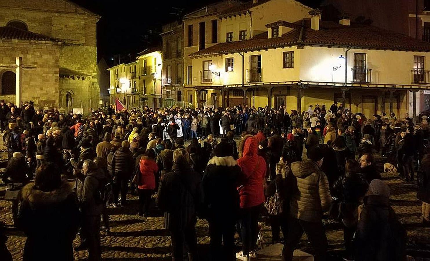 Las movilizaciones contra las obras de la Plaza del Grano continuan en la noche