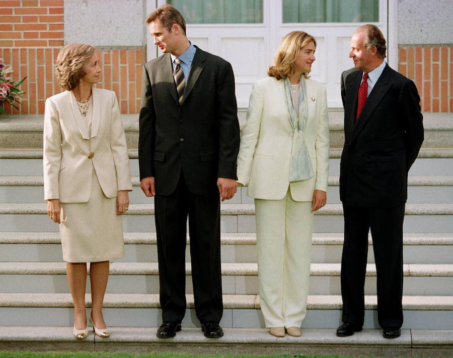 La infanta Cristina de Borbón junto con su prometido Iñaki Urdangarín, posando en las escaleras de entrada del Palacio de la Zarzuela con los reyes Juan Carlos I y Sofía de Grecia (1997).