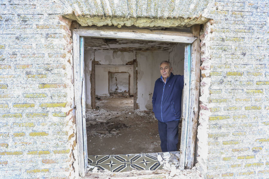 Federico Bellido, junto a la iglesia mudéjar del pueblo abandonado de Villar de Matacabras (Ávila)