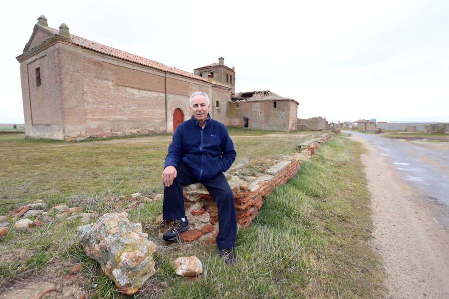 Federico Bellido, junto a la iglesia mudéjar del pueblo abandonado de Villar de Matacabras (Ávila)