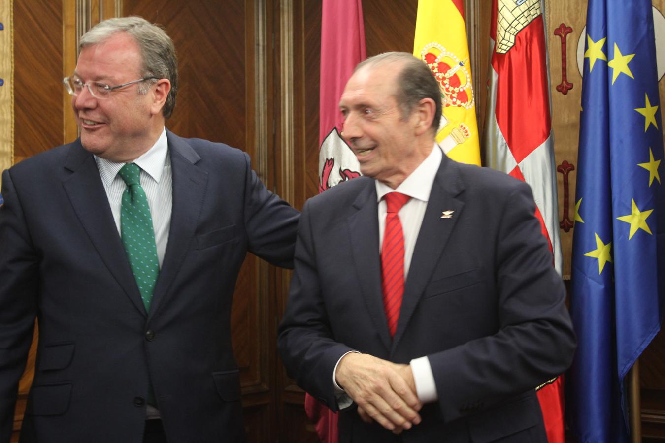 León abraza a Quini