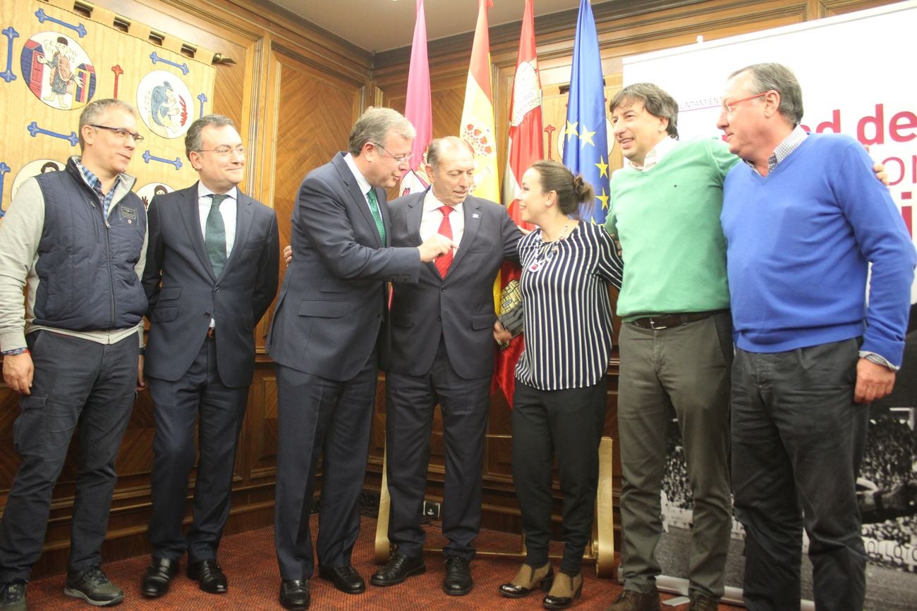 León abraza a Quini