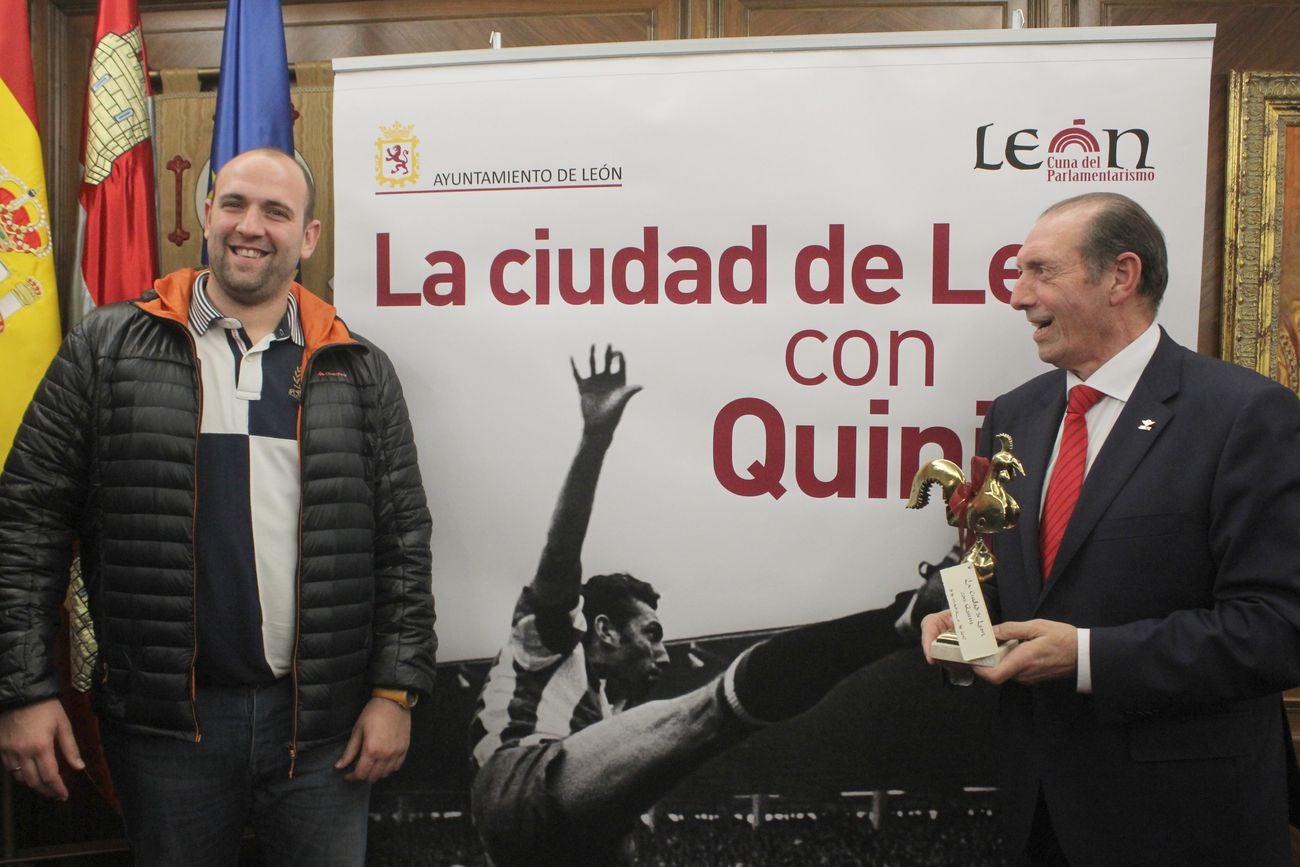 León abraza a Quini