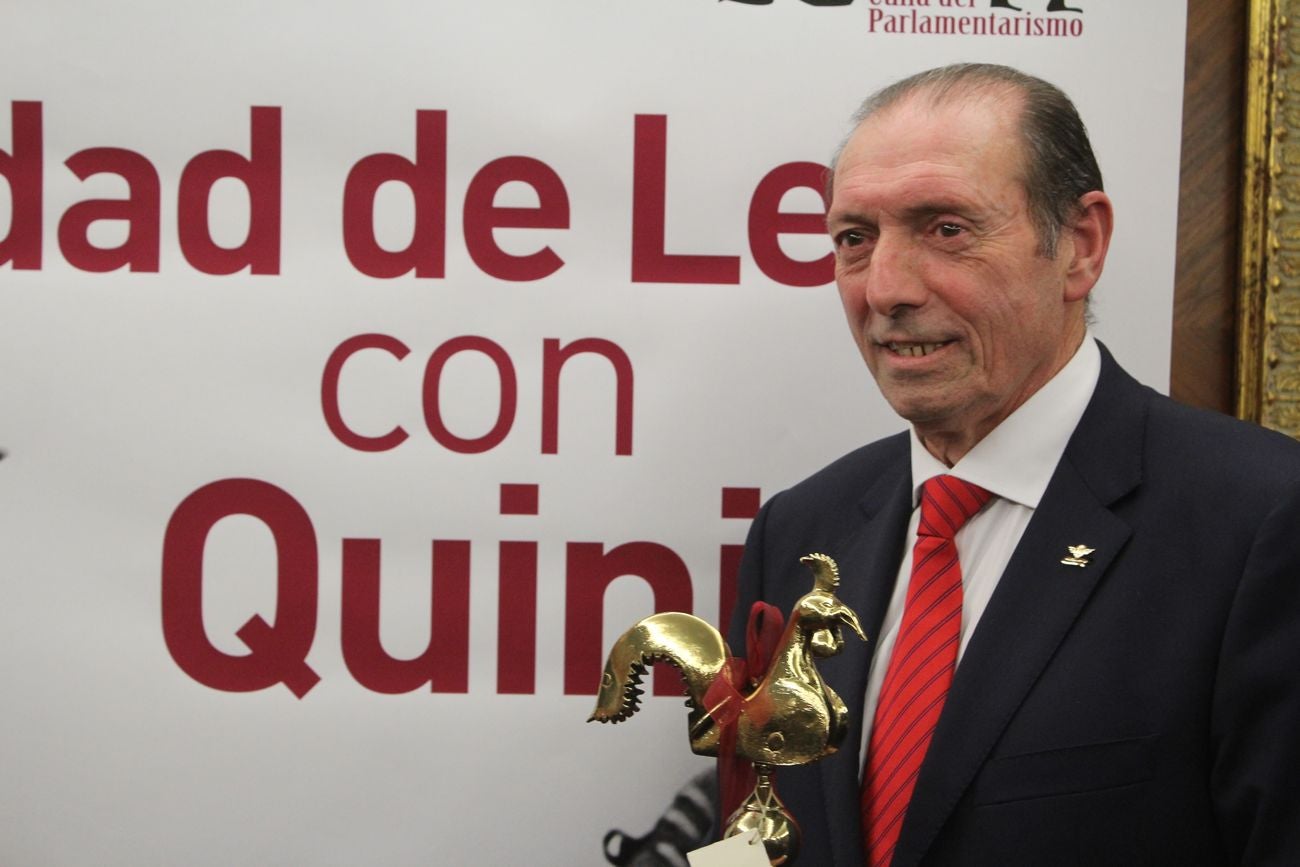 León abraza a Quini