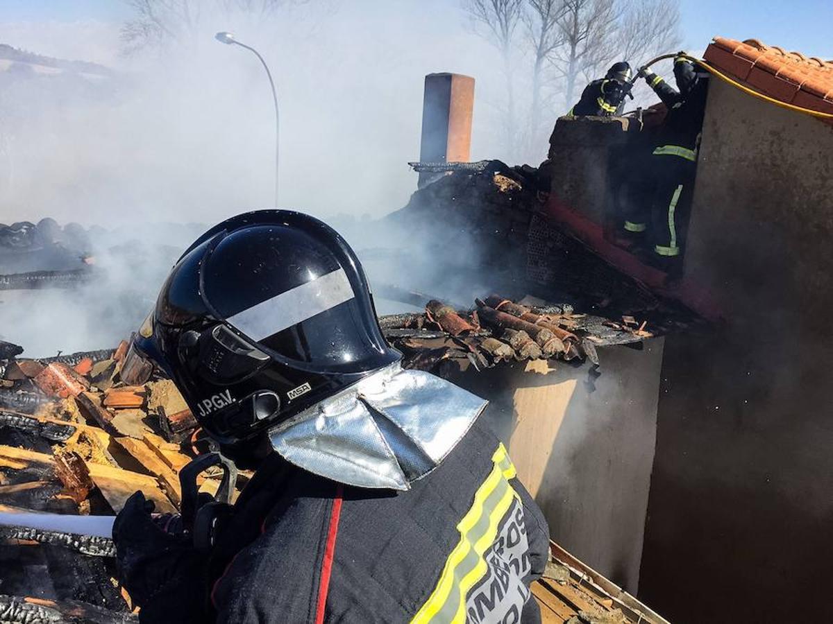 Un fuego reduce a escombros una vivienda en Valduvieco