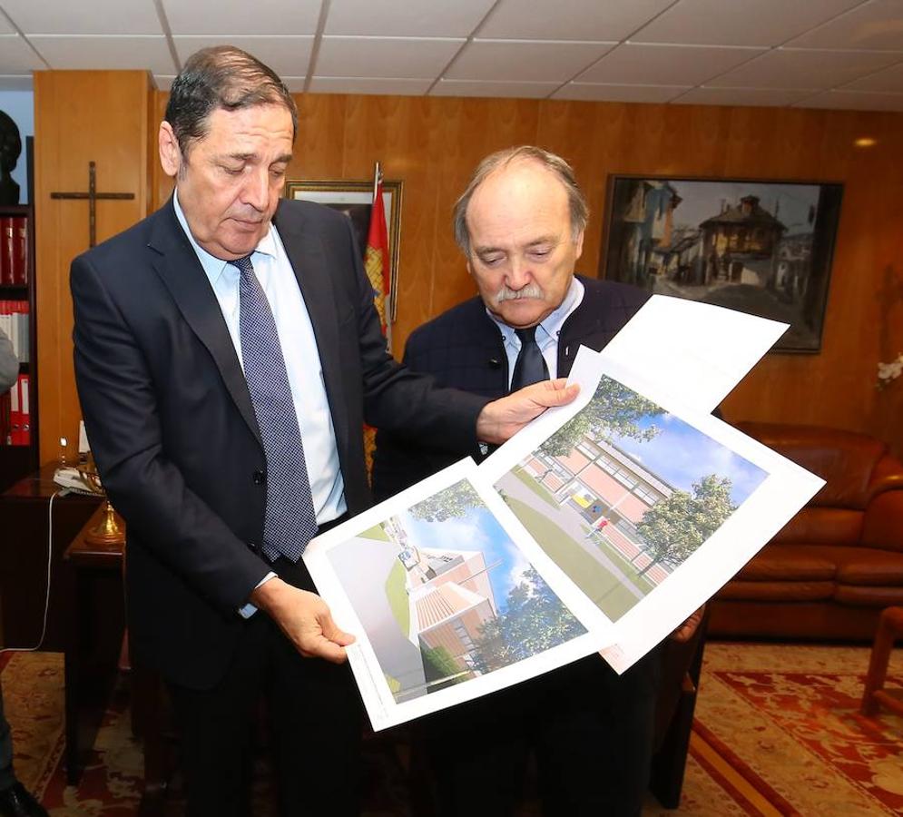 El consejero de Sanidad, Antonio María Sáez, visita Bembibre