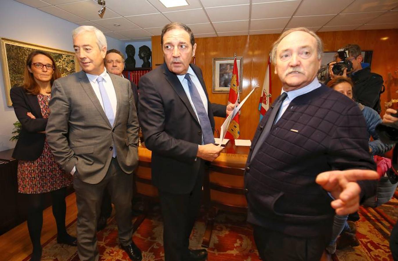 El consejero de Sanidad, Antonio María Sáez, visita Bembibre