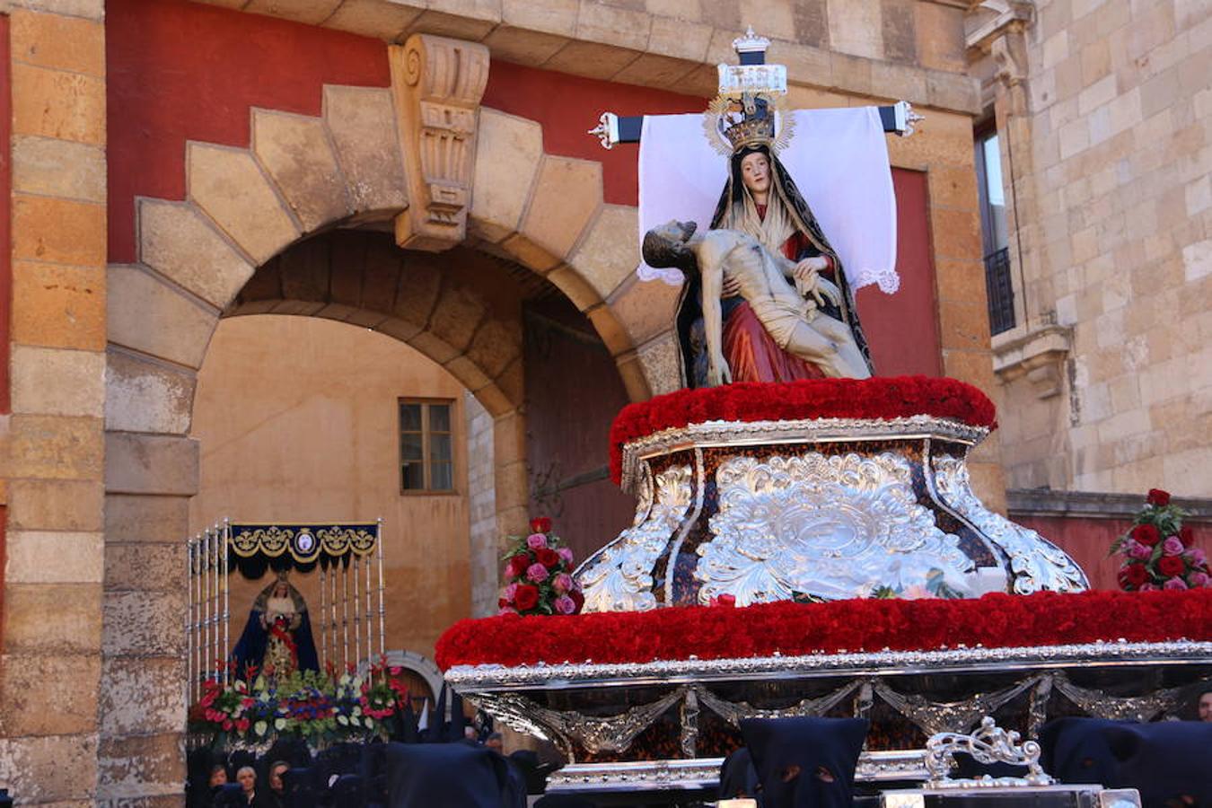 El sol arropa el Sábado de Pasión