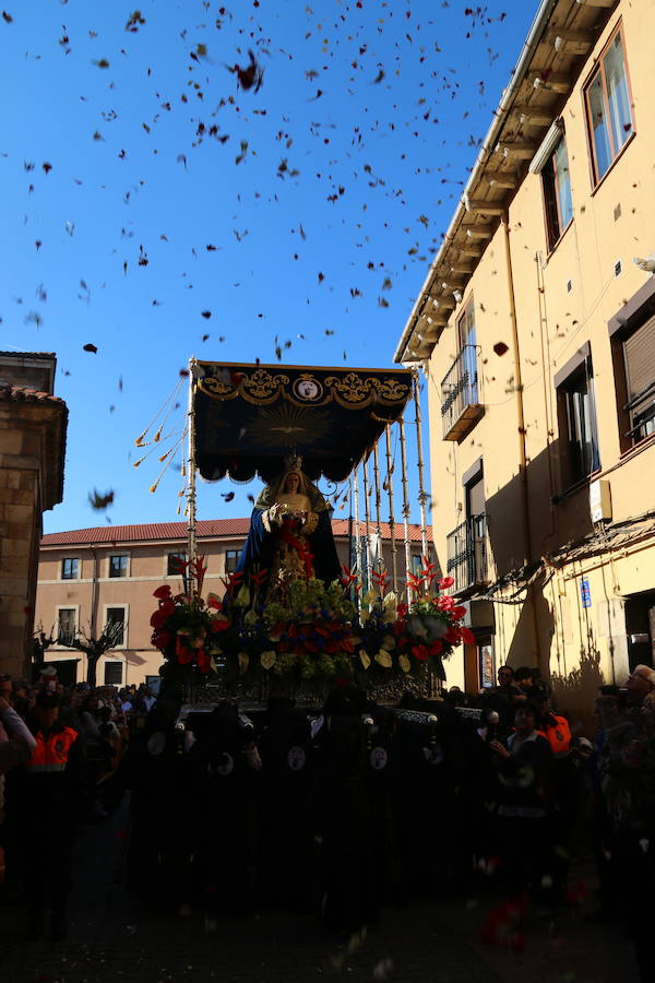 El sol arropa el Sábado de Pasión