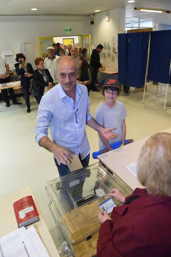 Philippe Poutou momentos antes de introducir la papeleta.