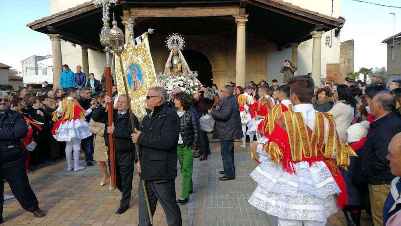 Laguna de Negrillos saca a la Virgen del Arrabal