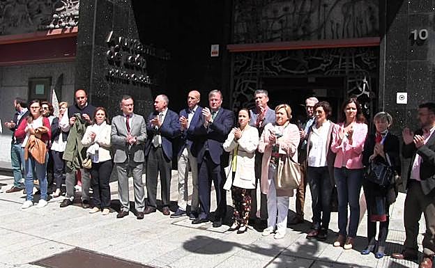 Aplauso tras el minuto de silencio en el consistorio.