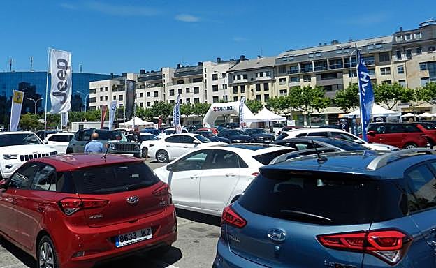 Imagen principal - León repite cita con el automóvil nuevo para dar inicio a las Fiestas de San Juan y San Pedro