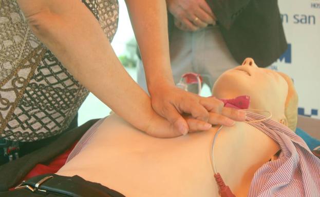 La concejala Margarita Torres realiza un masaje cardiovascular.