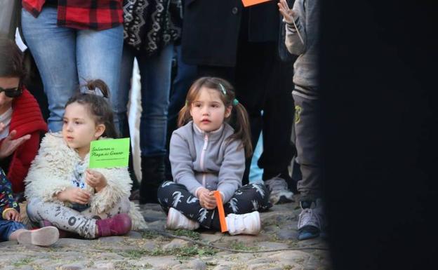 Dos niñas, en una manifestación contra las obras de la Plaza del Grano.