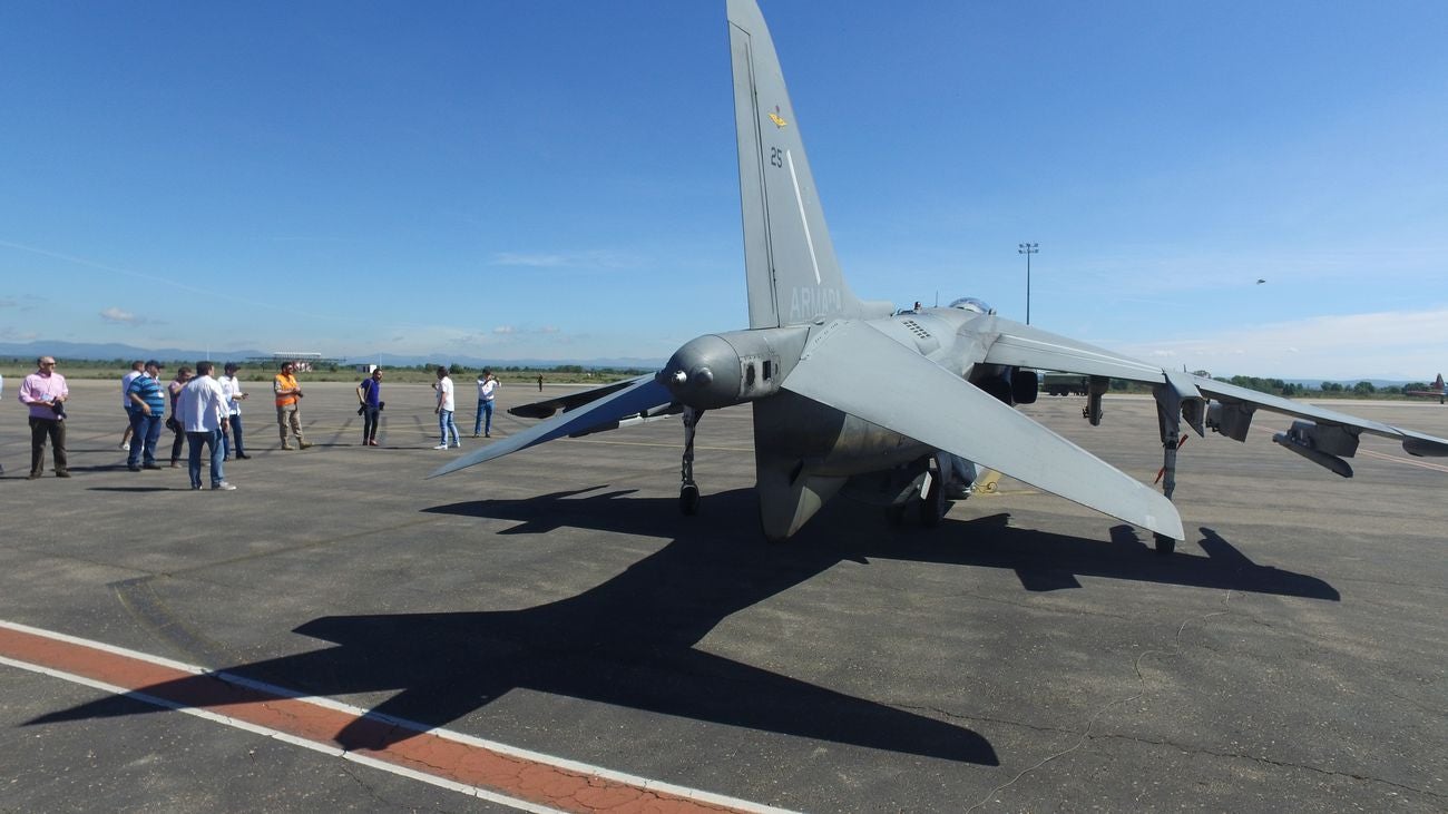 La Base Aérea de la Virgen del Camino acoge a los aviones que este domingo formarán parte de la exhibición aérea con motivo del XXV aniversario de la base aérea de la Virgen del Camino