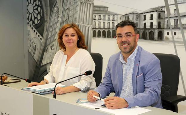 Marta Martínez y Pedro Llamas durante la presentación de la nueva edición del Mercado Romántico