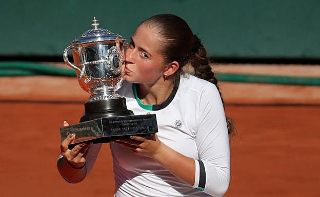 Ostapenko besa el trofeo. 
