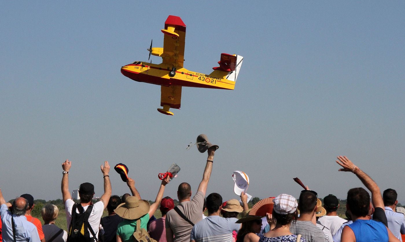 Miles de personas se dan cita en el Aeropuerto de León y en la Base Aérea de La Virgen para presenciar la exhibición aérea | Patrulla Águila, F18, Eurofigter y helicópteros Tiger, entre otros, volarán sobre León