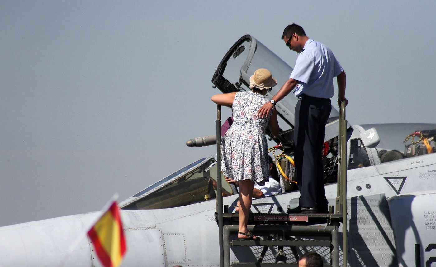 Miles de personas se dan cita en el Aeropuerto de León y en la Base Aérea de La Virgen para presenciar la exhibición aérea | Patrulla Águila, F18, Eurofigter y helicópteros Tiger, entre otros, volarán sobre León