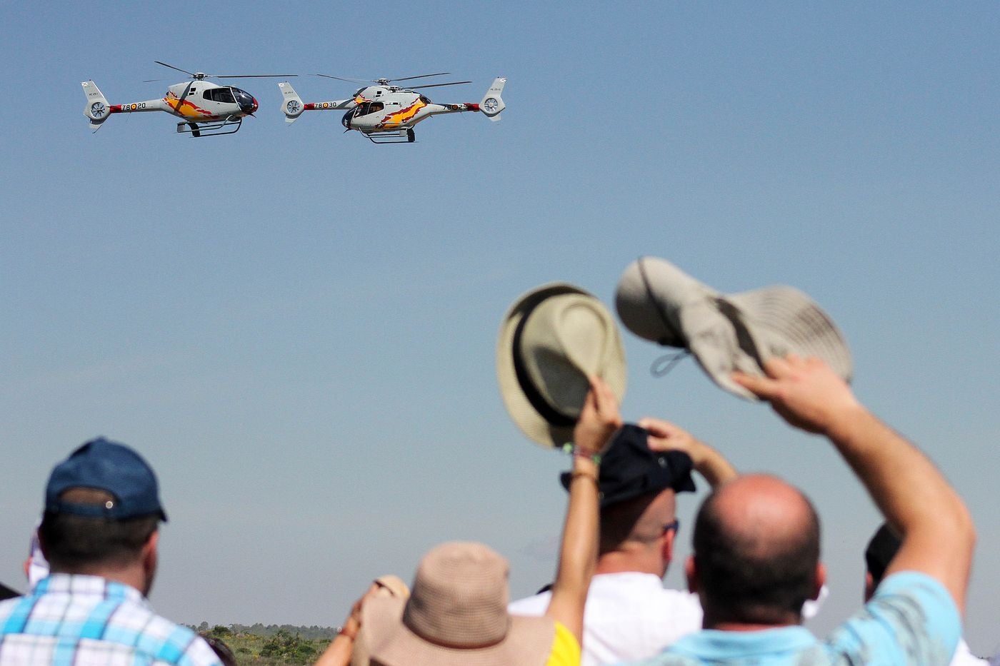 Miles de personas se dan cita en el Aeropuerto de León y en la Base Aérea de La Virgen para presenciar la exhibición aérea | Patrulla Águila, F18, Eurofigter y helicópteros Tiger, entre otros, volarán sobre León