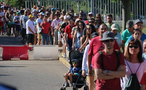Imagen. Colas para acceder al recinto.