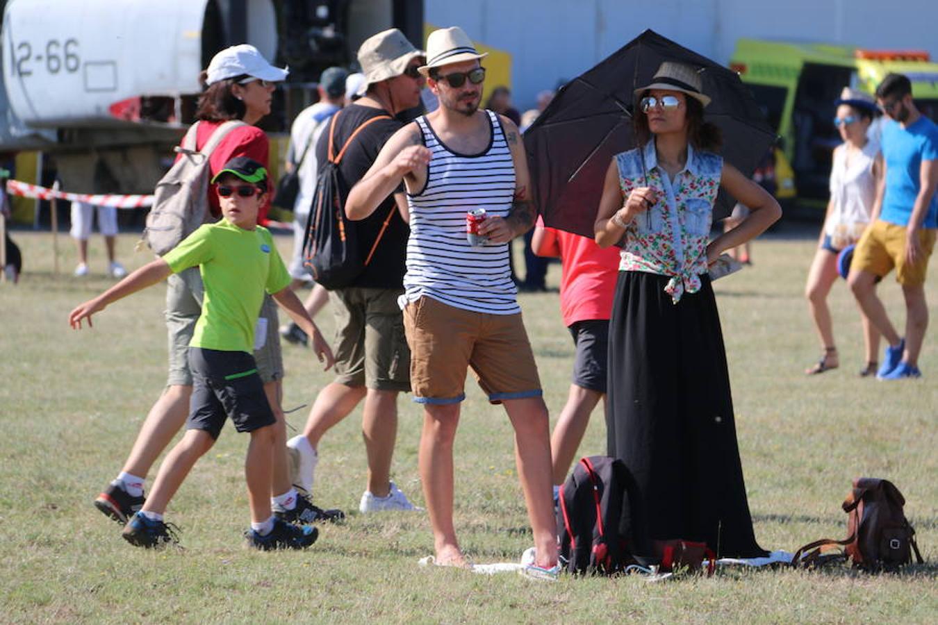 Ambiente durante la jornada de exhibición aérea