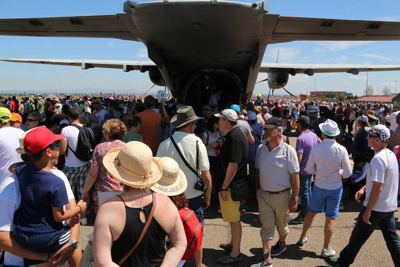 Ambiente durante la jornada de exhibición aérea