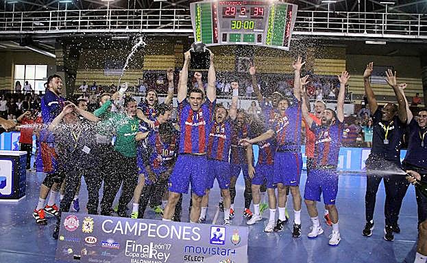 El Barcelona celebra la consecución de la Copa del Rey.