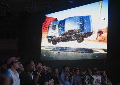 Imagen secundaria 1 - Un joven jugando a 'Battlefront II', el público observando la presentación de 'Need for Speed: Payback' y Josef Fares, presentando 'A Way Out'.