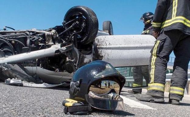 Efectivos de Bomberos en un accidente de tráfico.