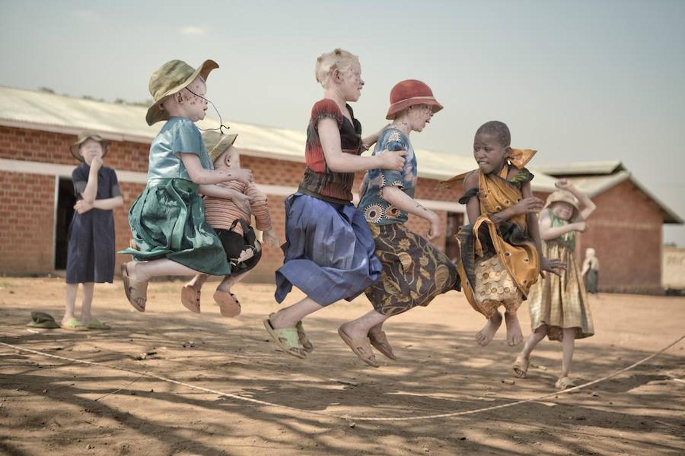 La fotógrafa Ana Palacios exhibe a partir de mañana 14 de junio y hasta el 10 de agosto las imágenes tomadas a personas con albinismo en Tanzania para su libro 'Albino' (ed. Tenov) . Será en el CICUS de la Universidad de Sevilla.