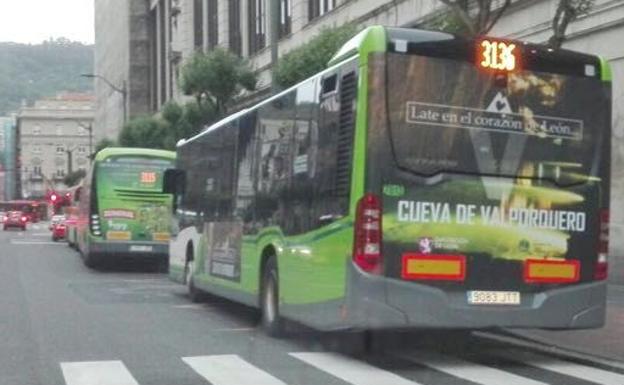 Un autobús interurbano de Bilbao con el logo de las Cuevas de Valporquero.