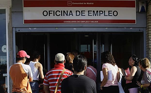 Desempleados hacen cola en una oficina de empleo.
